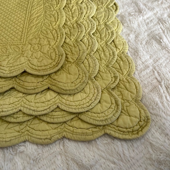 Sur La Table Green Floral Quilted Scalloped Placemats - Set of 5 - Picture 4 of 8